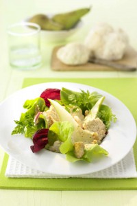 Zu einem sommerlichen Salat passen frisches Baguette oder angeröstetes Brot. Foto: djd/www.qs-live.de