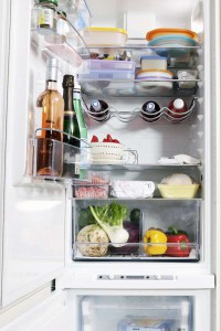 In einem sauberen Kühlschrank lassen sich frische Lebensmittel sicher aufbewahren. Foto: djd/www.qs-live.de